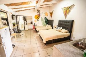 ein großes Zimmer mit zwei Betten und einer Küche in der Unterkunft roca azul cabañas sa de cv in Jocotepec