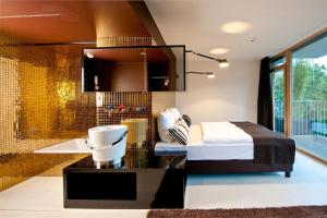 Una cama o camas en una habitación de Nala Individuellhotel