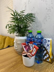 una mesa con 2 botellas de agua y aperitivos en Apartament Alexa na Tatarskiej A, en Przemyśl