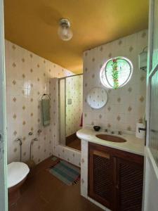 a bathroom with a sink and a shower and a toilet at Muqui91 in Teresópolis