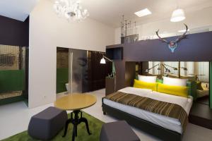 Una cama o camas en una habitación de Nala Individuellhotel