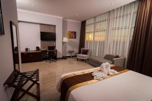 TV a/nebo společenská místnost v ubytování Hotel City Plaza & Suites