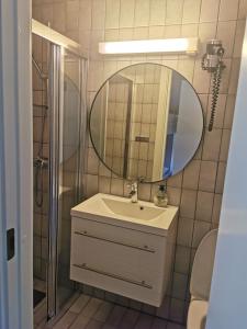 La salle de bains est pourvue d'un lavabo et d'un miroir. dans l'établissement Bjorligård leilighet 17, à Bjorli
