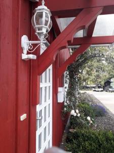 een rood gebouw met een witte poort en een licht bij Ferienwohnung besonderer Art in Windeck