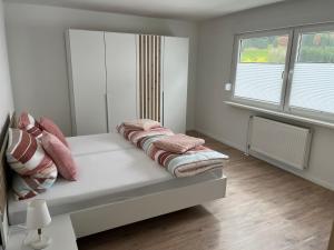 sypialnia z łóżkiem z poduszkami w obiekcie Ferienwohnung,Unterkunft Blick Rappenstein w mieście Hausen am Tann