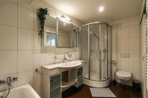Kylpyhuone majoituspaikassa Old town apt in the heart of Thun with garden