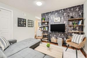 sala de estar con sofá y TV en Adorable 2-Bedroom Modern Basement en Denver