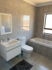 une salle de bain avec toilettes, lavabo et baignoire dans l'établissement Coastal & Country Living in Langebaan, à Langebaan 49 autres photos