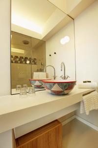 uma casa de banho com um lavatório e um espelho em Smartcity Designhotel em Hanôver