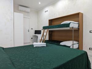 1 Schlafzimmer mit 2 Etagenbetten und einem Schreibtisch in der Unterkunft Pollon Inn Sanremo in Sanremo