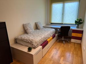 Schlafzimmer mit einem Bett, einem Schreibtisch und einem Fenster in der Unterkunft Piso nuevo totalmente equipado in Toro