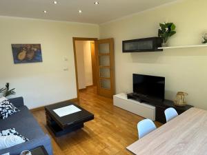 a living room with a couch and a flat screen tv at Piso nuevo totalmente equipado in Toro