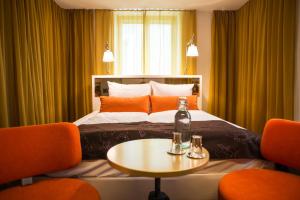 Una cama o camas en una habitación de Nala Individuellhotel