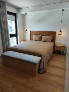 ein Schlafzimmer mit einem großen Bett und einem Fenster in der Unterkunft Apartamento T3 junto à ria e ao mar! in Gafanha da Nazaré