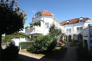 キュールングスボルンにあるAm-Stadtwald-Wohnung-2-642のバルコニー付きの広い白い家