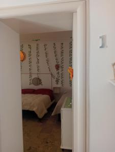 1 dormitorio con cama y espejo en Casa Vacanze I Tre Girasoli "Green House", en Caltagirone