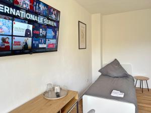 TV a/nebo společenská místnost v ubytování Downtown Apartment