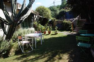 un jardín con mesa, sillas y cactus en Casitas del Cerro, en Chacras de Coria