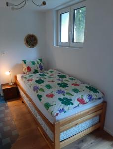 Rúm í herbergi á Moomooland