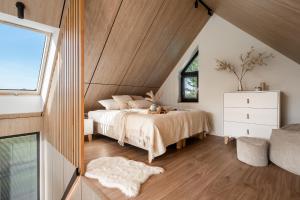 Schlafzimmer mit einem Bett und einem Fenster in der Unterkunft NALAS domki z widokiem in Rabka-Zdrój