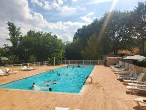 camping nature le Valenty mobil-home-Dordogne panoramique clim piscine内部或周边的泳池