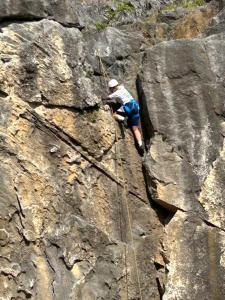 een man die op een rotsachtige berg klimt bij Wohnung direkt am Wald in Warstein