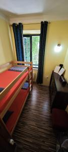 Schlafzimmer mit einem Bett, einem Schreibtisch und einem Fenster in der Unterkunft Apartment Capt Seferovic in Donji Morinj