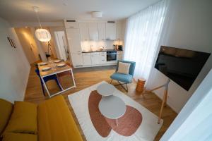 - un salon avec un canapé et une table dans l'établissement theCorner 2-Bedroom Apartment, à Schwändi
