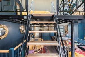 Habitación con escaleras que conducen a una cama elevada. en Pittville Loft Apartment - Central Cheltenham Highly Rated with Free Parking, 