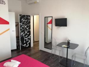 TV a/nebo společenská místnost v ubytování Street Art Inn Florence + 90 fotografií