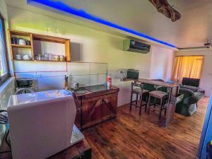 a living room with a kitchen and a dining room at Cabaña D&E en Copal KiteBeach in Playa Copel