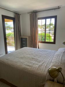 una camera con un grande letto e una finestra di Pueblo Canario Apartment for 6 persons! a Playa Fañabe