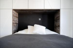 een slaapkamer met een bed met een zwart hoofdeinde bij Unique apartment in Ljubljana in Ljubljana