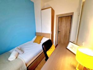 Habitación pequeña con cama y escritorio. en New 2 bedrooms Luxury Flat - 19, en Luxemburgo