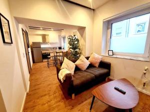 sala de estar con sofá y mesa en New 2 bedrooms Luxury Flat - 19, en Luxemburgo