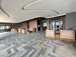Axon Residence Bukit Bintang By TR Suites في كوالالمبور: لوبي فيه كراسي وطاولات في مبنى