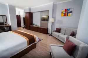 TV a/nebo společenská místnost v ubytování Hotel City Plaza & Suites
