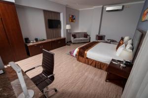 TV a/nebo společenská místnost v ubytování Hotel City Plaza & Suites