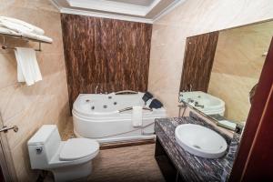 Koupelna v ubytování Hotel City Plaza & Suites