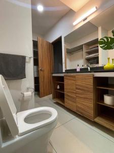a bathroom with a white toilet and a sink at Brittania 601, cómodo, excelente ubicación in Guadalajara