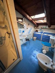 a bathroom with two sinks and a toilet and a shower at Tipica casa di montagna nel borgo del Verrand a Courmayeur in Pré-Saint-Didier