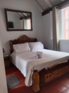 um quarto com uma cama com um espelho na parede em EMMA HOTEL SAN DIEGO em Cartagena das Índias