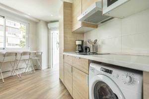 a kitchen with a washing machine in a kitchen at NEW Functional and Sunny Apartment near La Union by REMS in Málaga