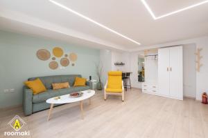 un soggiorno con divano e tavolo di roomaki - new & stylish studio in the center with parking a Calcide