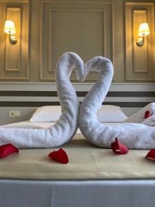 two swans making a heart on a bed at GRANDAURA EDıRNE in Edirne