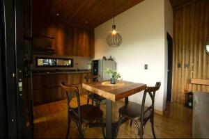 a kitchen with a table with chairs and a refrigerator at Zielo Natural Glamping in Villavicencio