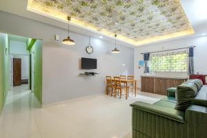 2BHK Sparkling Apartment with POOL, WIFI, PARKING tesisinde bir oturma alanı