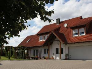 a house with a red roof and a garage at Am-Turm in Mellrichstadt
