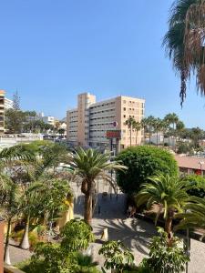 vista su un resort con palme e un edificio di Pueblo Canario Apartment for 6 persons! a Playa Fañabe