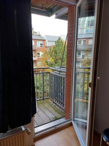 einen Balkon mit einer Glasschiebetür und Aussicht in der Unterkunft Business Apartment in Berlin